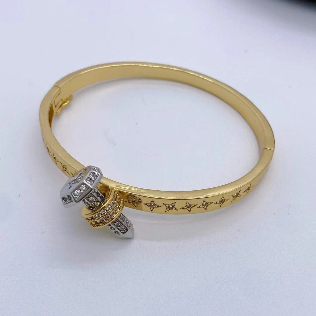 Screw Detail Luxury Bracelet (18K Gold Plating)