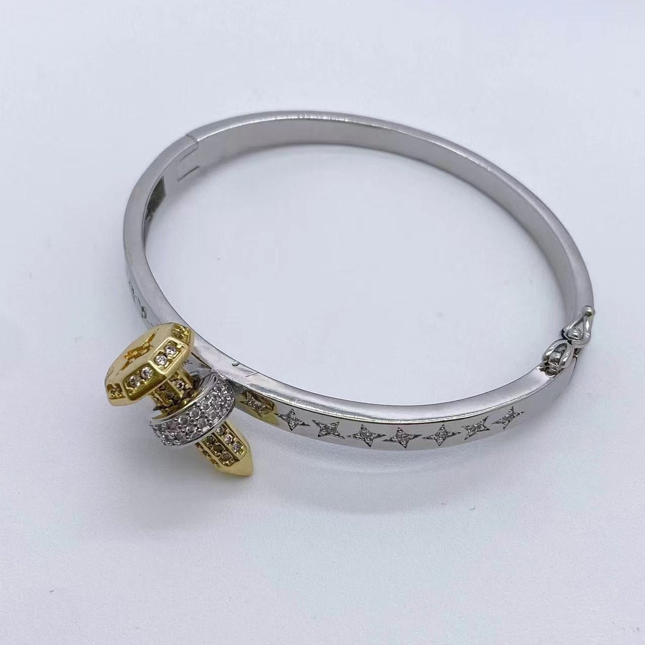 Screw Detail Luxury Bracelet (18K Gold Plating)